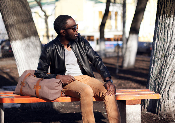 Fashion african man wearing a sunglasses and black leather jacke - Foto, afbeelding