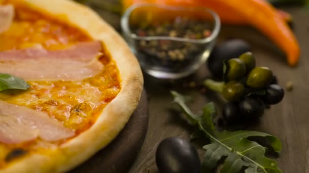 Pizza con tocino, eag e ingredientes sobre fondo
 - Imágenes, Vídeo
