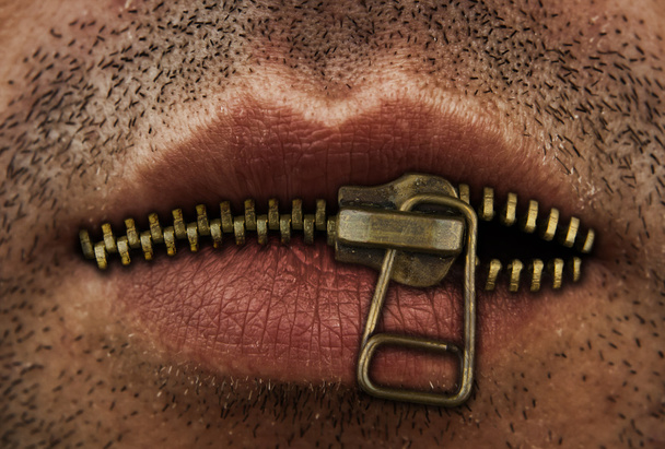 Reißverschluss am Mund - Foto, Bild