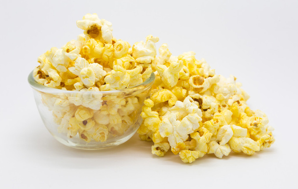 Карамельный попкорн на белом
  - Фото, изображение