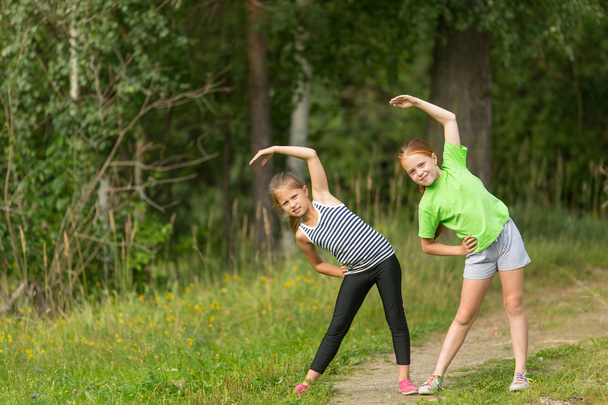  девушки делают упражнения тренировки
  - Фото, изображение