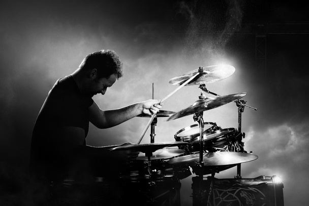  Drummer παίζει τύμπανα - Φωτογραφία, εικόνα