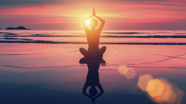 Mujer silueta yoga en pose de loto
 - Foto, Imagen