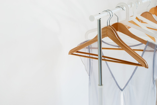 Tyhjä avoin kangas Rail harmaa mekko puinen Hangers
 - Valokuva, kuva
