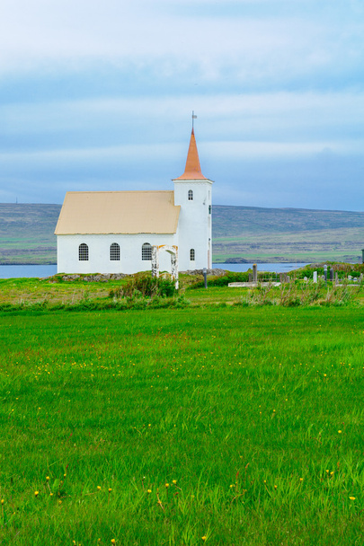Campo y una iglesia aislada en la región de los fiordos del oeste
 - Foto, imagen