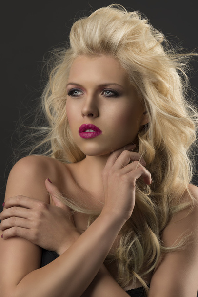 Beauty portrait of blonde girl with crossed arms - Фото, зображення