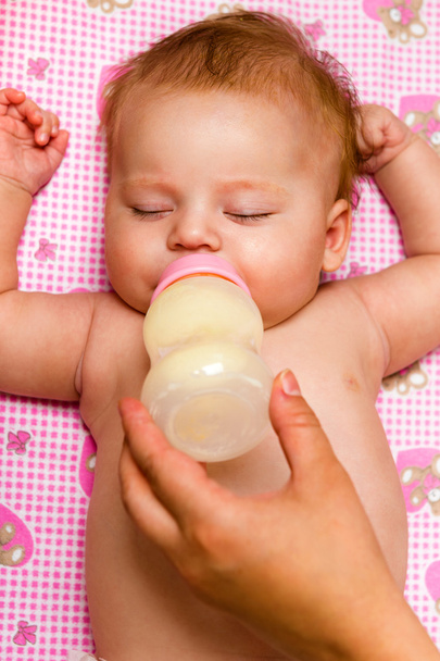 Portrait d'un beau bébé endormi. Une formule de lait pour enfant
 - Photo, image