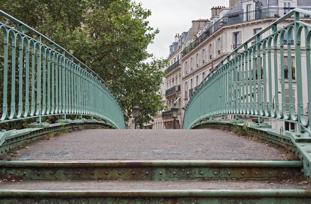 ponte pedonal sobre o canal Saint Martin em Paris
 - Foto, Imagem