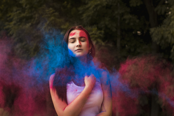 Femme sensuelle avec poudre colorée explosant autour d'elle
 - Photo, image