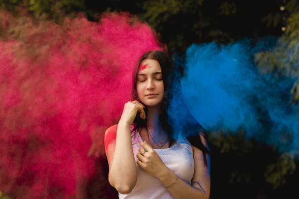Femme attrayante avec poudre colorée explosant autour d'elle
 - Photo, image