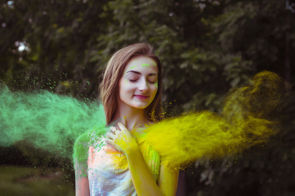Joyeux brune dans une peinture jaune et verte Holi
 - Photo, image