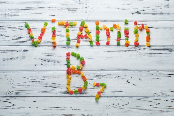 Слово витамин В7 написано кусочки конфет
. - Фото, изображение