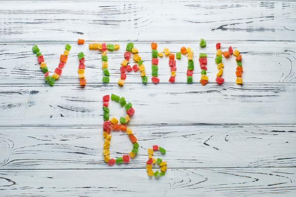 Vitamín B6 slovo napsané kousky cukroví. - Fotografie, Obrázek