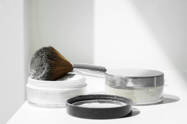 Λευκό ορυκτό σε σκόνη για μακιγιάζ και μεγάλες μακιγιάζ βούρτσα  - Φωτογραφία, εικόνα