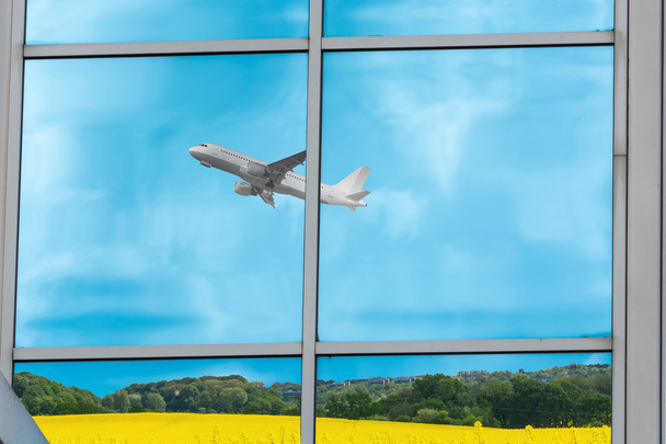 Reflexão de um avião durante a inicialização
.         - Foto, Imagem