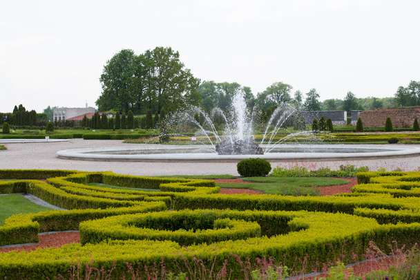 Παλάτι rundale, πρώην θερινή κατοικία της Λετονίας αριστοκρατίας με ενα πανέμορφο λουλουδιασμένο κήπο γύρω από - Φωτογραφία, εικόνα