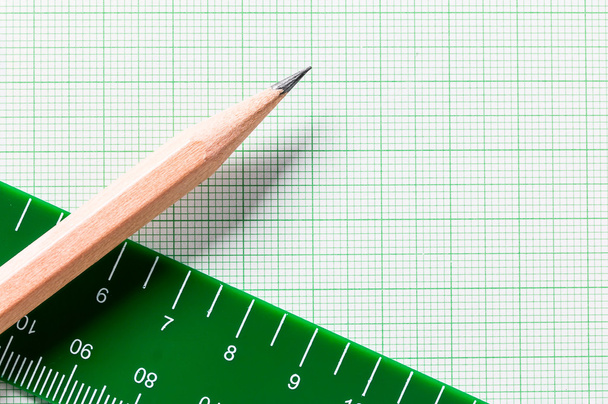 Yeşil grafik kağıdında kopya alanı olan kalem ve cetvel - Fotoğraf, Görsel