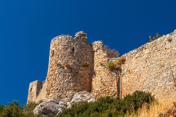 Keskiaikaisen linnan rauniot Kyproksella
. - Valokuva, kuva