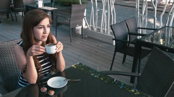 Mulher bebendo café e sorrindo
 - Filmagem, Vídeo