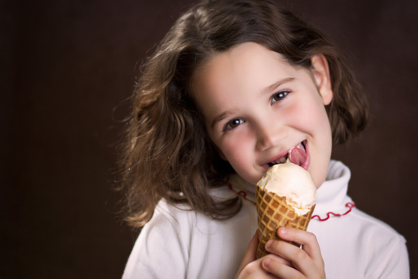 Κορίτσι, κράτημα και γλείφει το παγωτό χωνάκι - Φωτογραφία, εικόνα