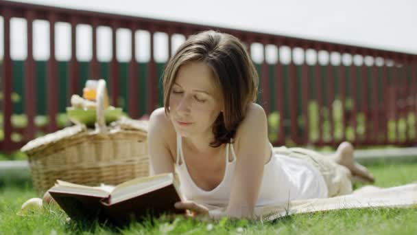 woman reading a book - Séquence, vidéo