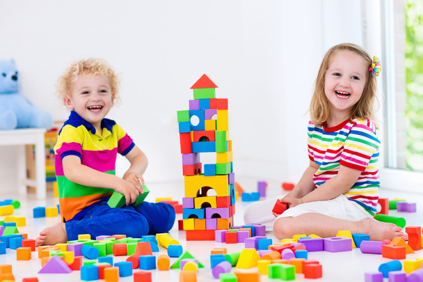 Παιδιά που παίζουν με πολύχρωμα μπλοκ παιχνιδιών - Φωτογραφία, εικόνα