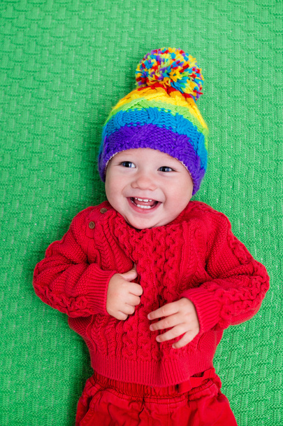 Petit bébé en bonnet tricoté chaud
 - Photo, image