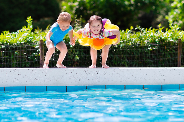 Дети прыгают в бассейн
 - Фото, изображение