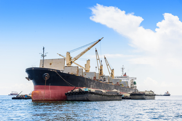 Великий контейнерний корабель у морі
 - Фото, зображення