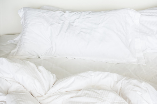 White sheet pillows - Foto, imagen