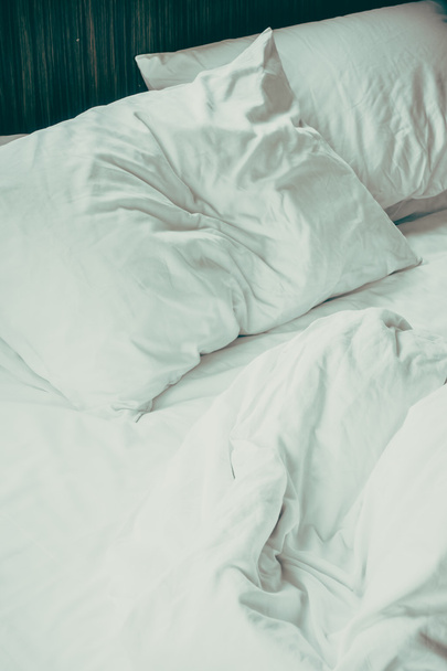 witte kussens op bed - Foto, afbeelding