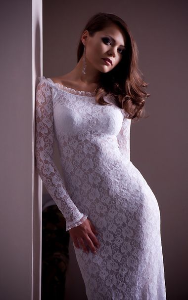 νέα σέξι γυναίκα σε λευκό νυφικό φόρεμα - Φωτογραφία, εικόνα