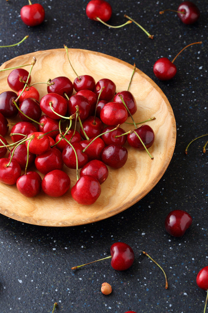 Sweet ripe cherry on wood plate - Foto, Imagem
