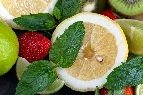  juicy fruits and peppermint leaves  - Foto, Imagem