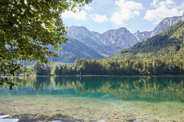 Refections na wodzie Langbathsee regionu Vorder, w Austrii - Zdjęcie, obraz