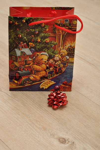 Een kleurrijke kerstcadeau tas met een boog - Foto, afbeelding