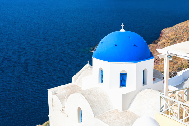 Kirkko sininen kupolit Oia kaupunki, Santorini saari, Kreikka
 - Valokuva, kuva
