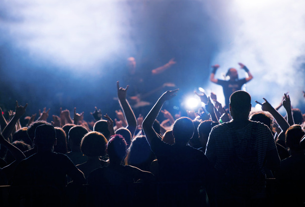 Multitud en concierto y luces borrosas del escenario - Foto, Imagen