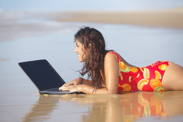 kobieta korzysta z laptopa na plaży - Zdjęcie, obraz