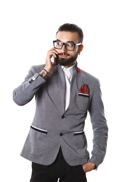 Μοντέρνο τύπος με τα γυαλιά που μιλάει στο τηλέφωνο  - Φωτογραφία, εικόνα