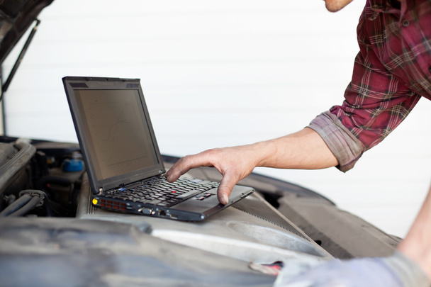 Car mechanic with laptop - Foto, Imagen