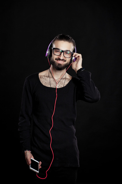 stylish guy with purple headphones in Studio - Foto, imagen