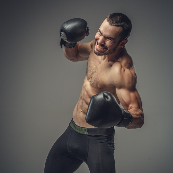 Combattente maschile in guanti da boxe
 - Foto, immagini