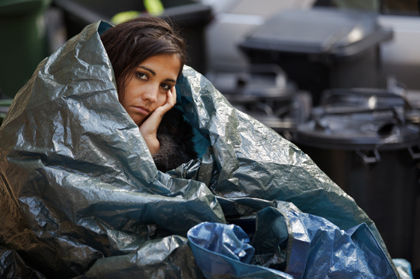 Mujer sin hogar teniendo frío
 - Foto, Imagen