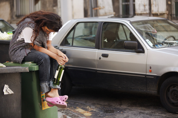 μεθυσμένος γυναίκα που κάθεται στο δοχείο - Φωτογραφία, εικόνα