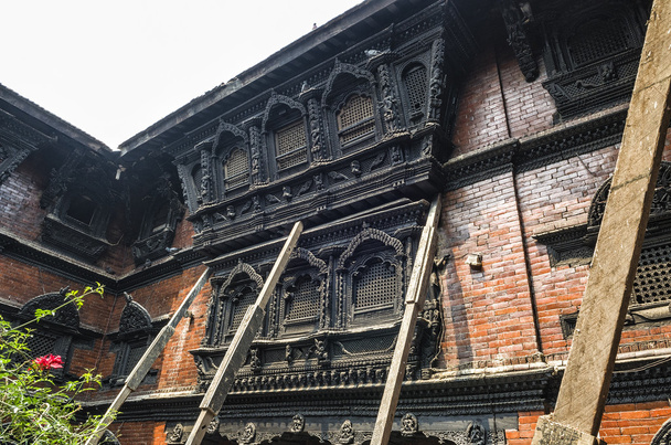 Arquitetura impressionante no templo Kumari Ghar da deusa viva Kumari Devi após grande terremoto em 2015, Kathmandu, Nepal
 - Foto, Imagem