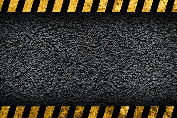 Σκούρο γκρι φόντο grunge με μαύρες και κίτρινες ρίγες, προειδοποίηση - Φωτογραφία, εικόνα