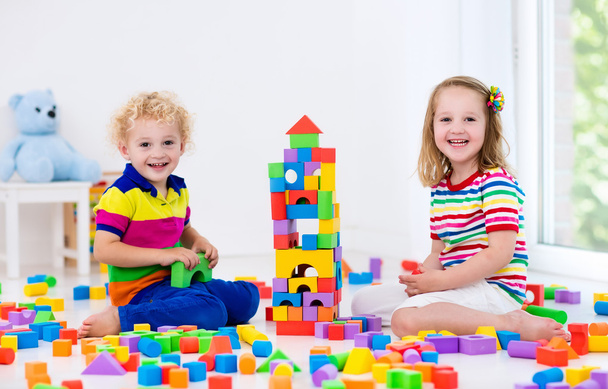Niños jugando con bloques de juguetes coloridos
 - Foto, Imagen