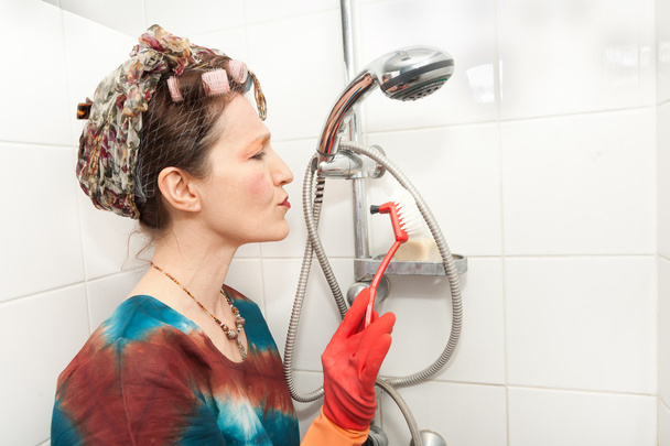 Mujer limpieza baño ducha
 - Foto, Imagen