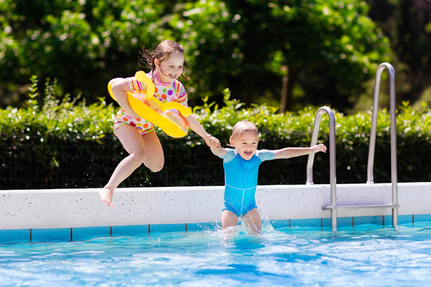 Enfants sautant dans la piscine
 - Photo, image